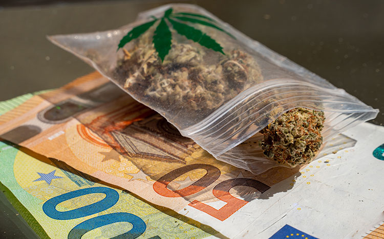 Billets de banque et un petit sac contenant des drogues illicites