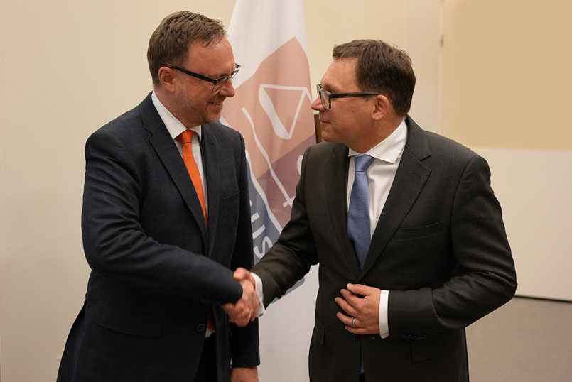 Mr Christian Ritscher, Special Adviser and Head of the Investigative Team, UNITAD, shaking hands with Mr Ladislav Hamran, President of Eurojust