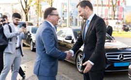 Prime Minister Mr Eduard Heger of the Slovak Republic shaking hands with Eurojust President Mr Ladislav Hamran